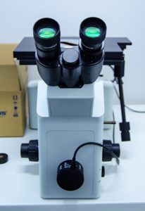 Invertovaný metalografický mikroskop