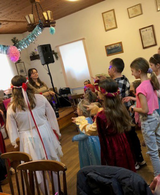 Akademici z VŠTE každoročně připravují dětský karneval v Malých Chrášťanech